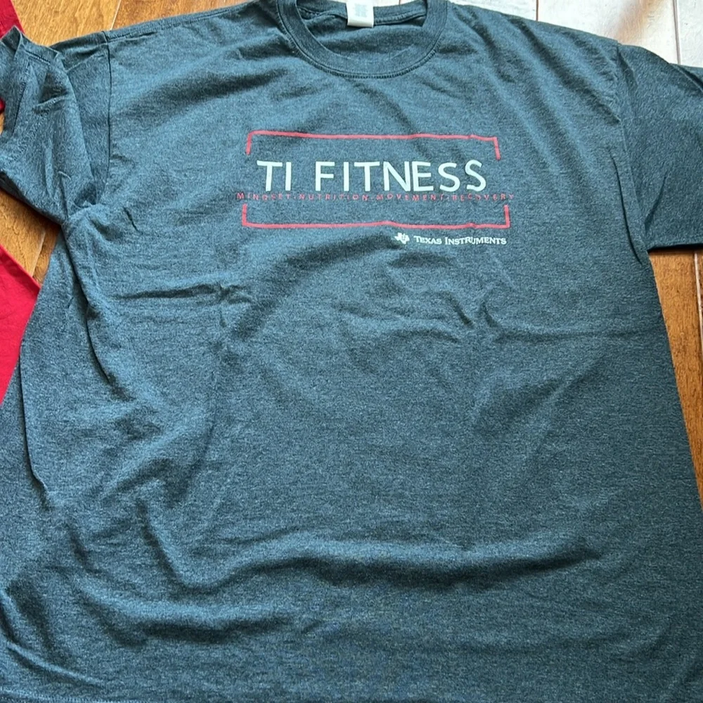 Bundle Men’s 1 gray short Med 2 Levi’s tee size Large TI Fitness XL